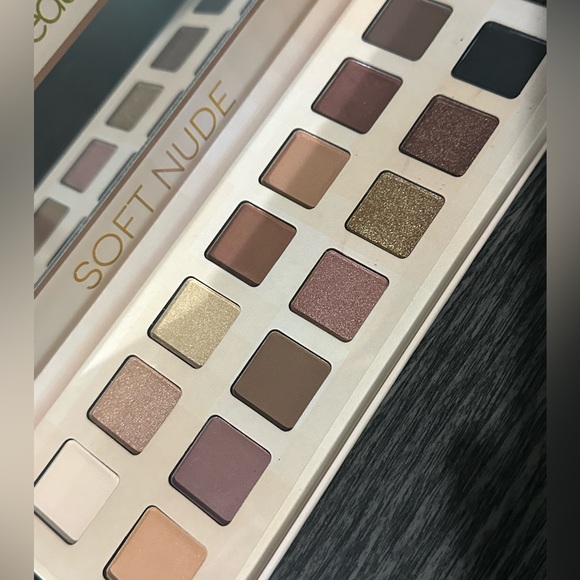 Eyeshadow palette NEW - Picture 2 of 5